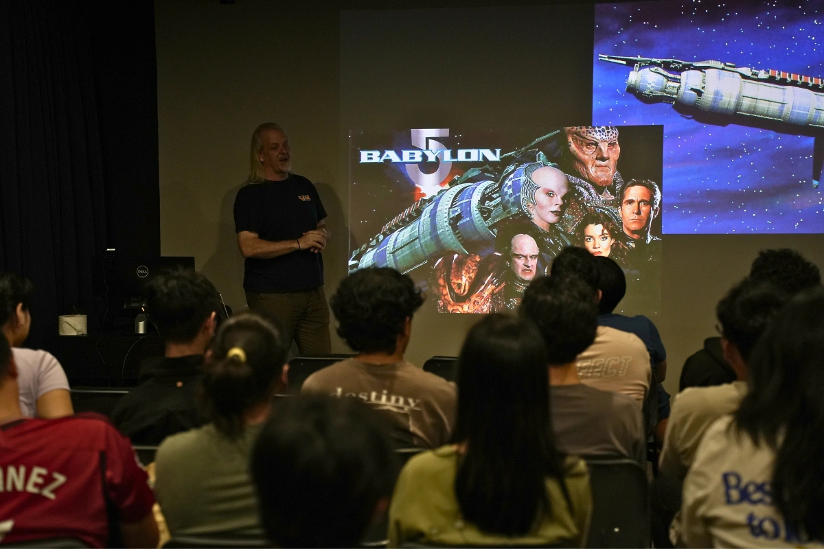 Students attending an industry sharing session with VFX Supervisor Lee Stringer at 3dsense Media School.